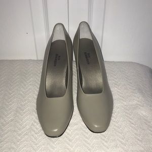 Ros Hommerson Taupe Leather Heels Size 7.5